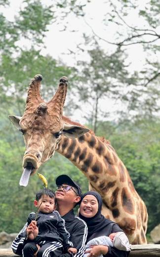 potret Musdalifah Basri dan keluarga liburan di kebun binatang (instagram.com/dianiyoy)