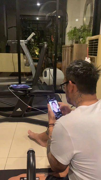 potret Tora Sudiro keciduk scroll foto cewek di medsos oleh Jenaka (instagram.com/jenaka_mahila)