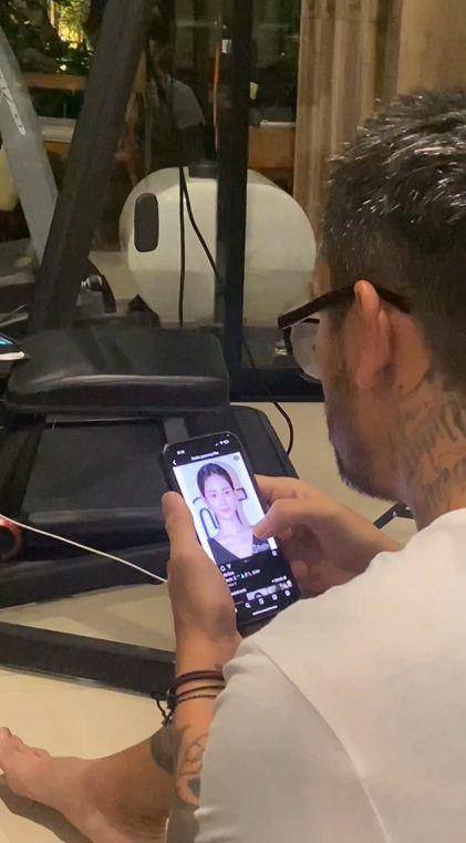 potret Tora Sudiro keciduk scroll foto cewek di medsos oleh Jenaka (instagram.com/jenaka_mahila)