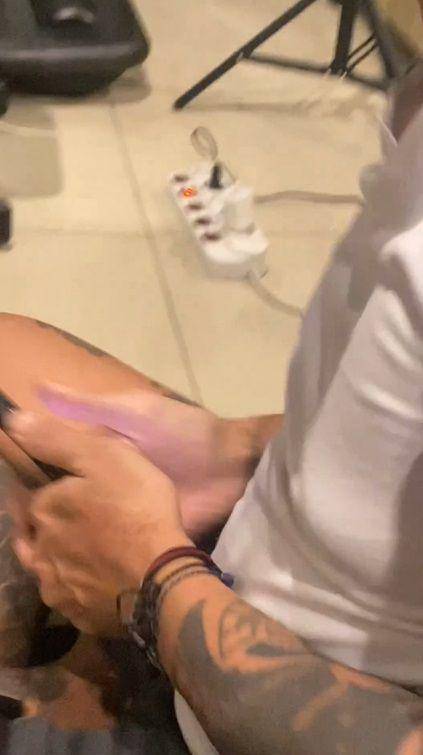 potret Tora Sudiro keciduk scroll foto cewek di medsos oleh Jenaka (instagram.com/jenaka_mahila)