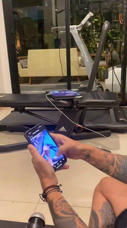 potret Tora Sudiro keciduk scroll foto cewek di medsos oleh Jenaka (instagram.com/jenaka_mahila)