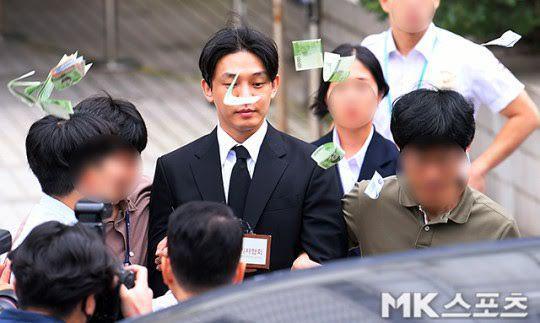 Kronologi Yoo Ah In Dilempar Segepok Uang Abis Keluar Persidangan
