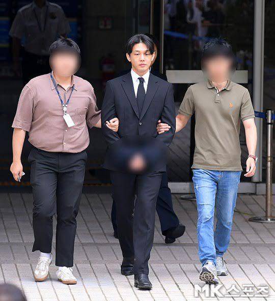 Yoo Ah In dilempar segepok uang selepas keluar dari persidangan narkotika (Dok. MK Sport)