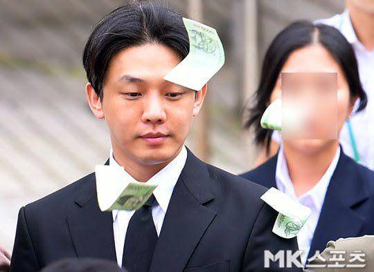 Yoo Ah In dilempar segepok uang selepas keluar dari persidangan narkotika (Dok. MK Sport)