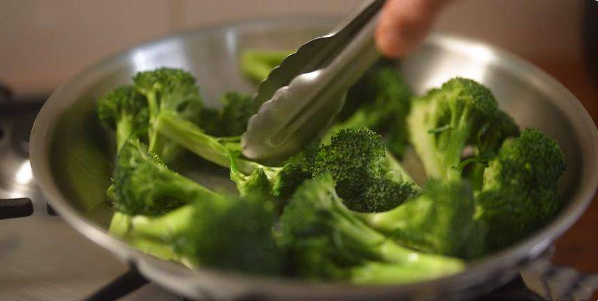 ilustrasi membuat butter garlic broccoli (YouTube.com/Recipe30)