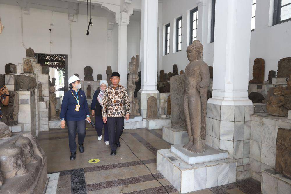 Menko PMK Muhadjir Efendy tinjau Museum Nasional usai kebakaran. (dok. Kemenko PMK)