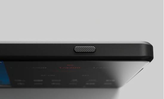 Sony Xperia 1 III juga memiliki tombol khusus yang dapat digunakan untuk membuka aplikasi apa pun (sony.com)