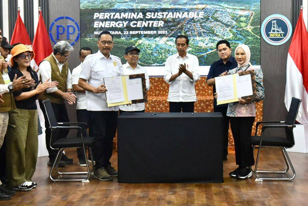 Penandatangan Nota Kesepahaman antara PT Pertamina (Persero) menjalin kerja sama dengan Otorita Ibu Kota Nusantara (OIKN) terkait pengembangan Pertamina Sustainable Energy Center (Pusat Energi Berkelanjutan) di IKN, Jumat (22/9). (Dok. Pertamina)