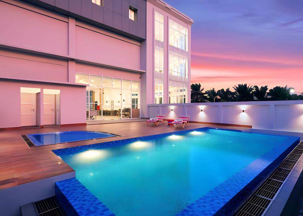 Kolam renang Fave Hotel Kediri (instagram.com/favehotel.kediri)