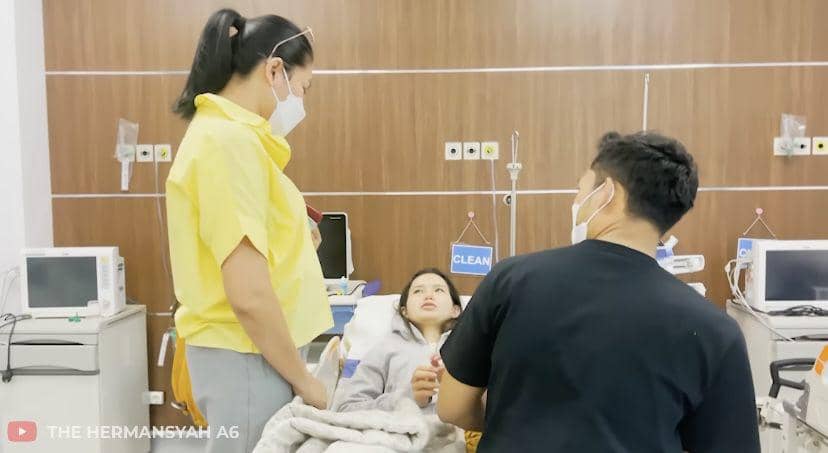 potret Sarah Menzel dilarikan ke RS (youtube.com/The Hermansyah A6)