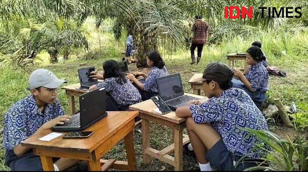 Para siswa-siswi SMPN 03 Menakung, Melawi terpaksa harus naik bukti untuk melakukan asesmen. (IDN Times/Istimewa).