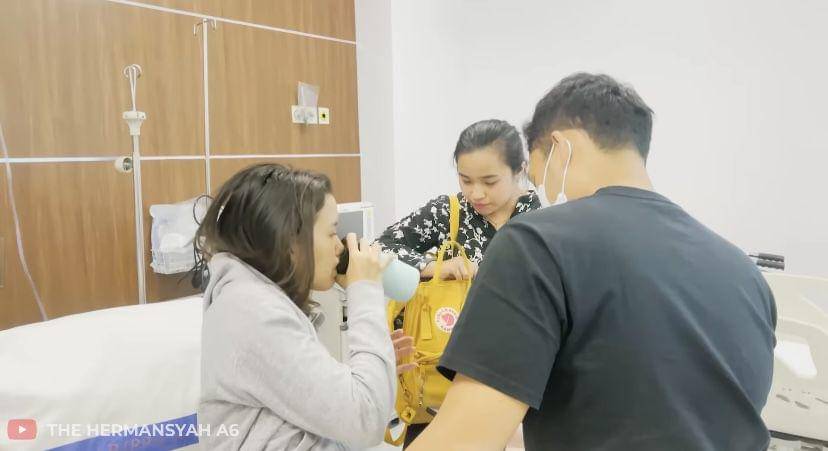 potret Sarah Menzel dilarikan ke RS (youtube.com/The Hermansyah A6)