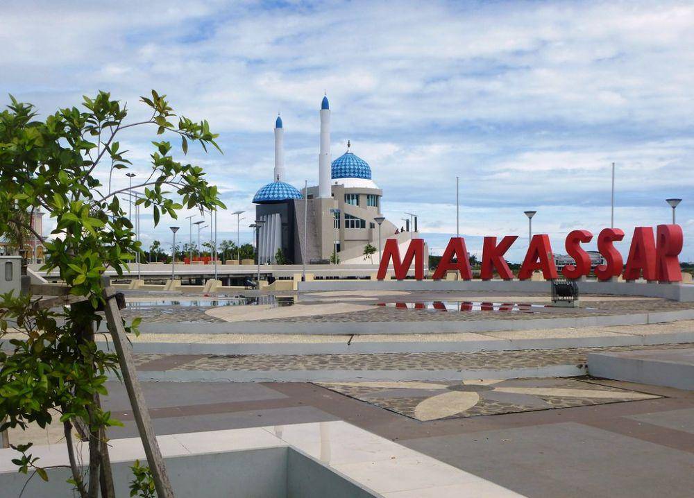 suasana di Pantai Losari, Makassar (flickr.com/Jacques Beaulieu)