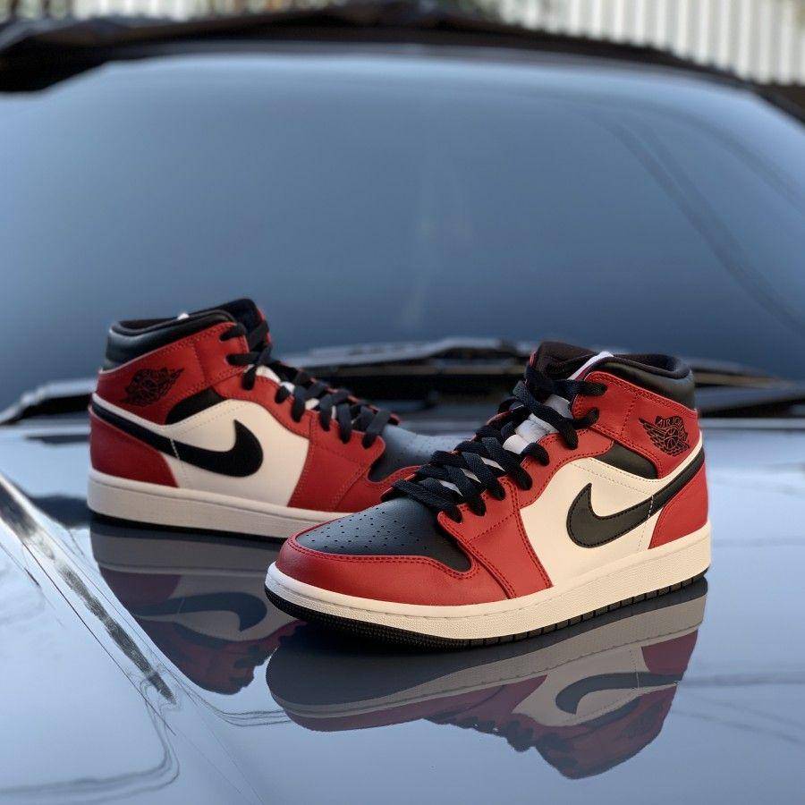 AIR JORDAN 1 MID CHICAGO BLACK TOE (www.tokopedia.com)