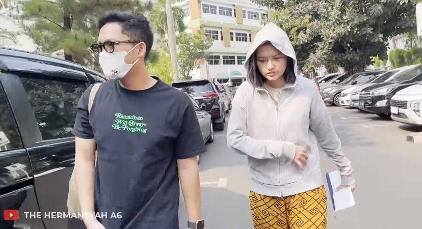 potret Sarah Menzel dilarikan ke RS (youtube.com/The Hermansyah A6)