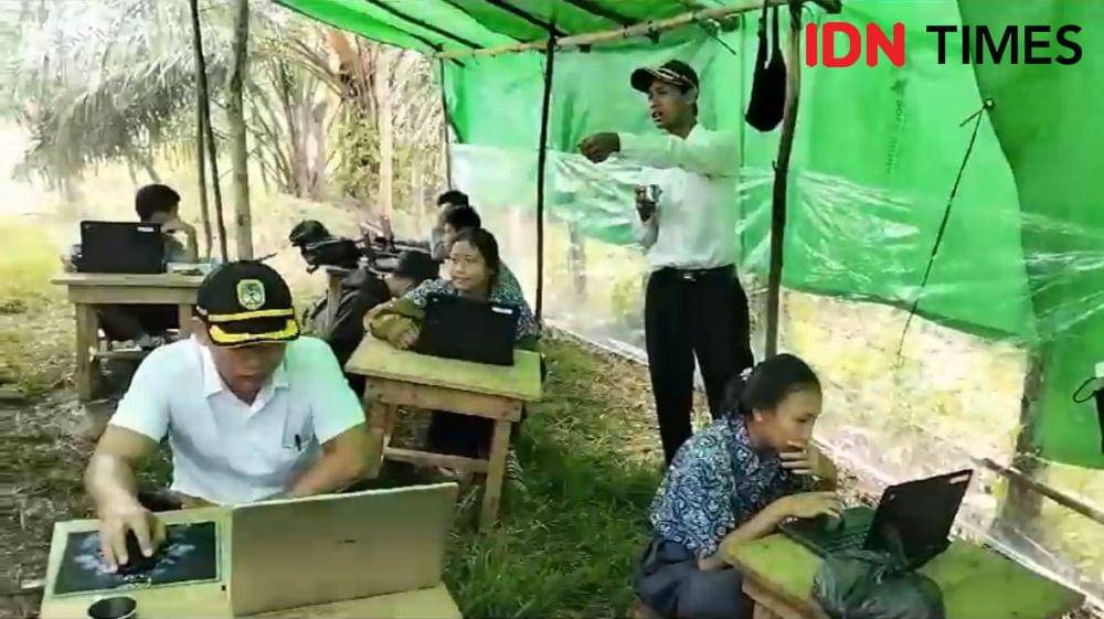 Siswa-siswi SMPN 03 Menakung, Melawi berada di pondok sederhana di atas bukit untuk mencari sinyal internet. (IDN Times/Istimewa).