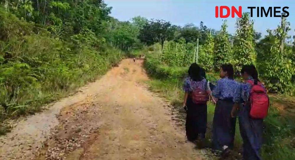 Siswa tempuh waktu 10 menit untuk naik bukit di Melawi. (IDN Times/Istimewa).