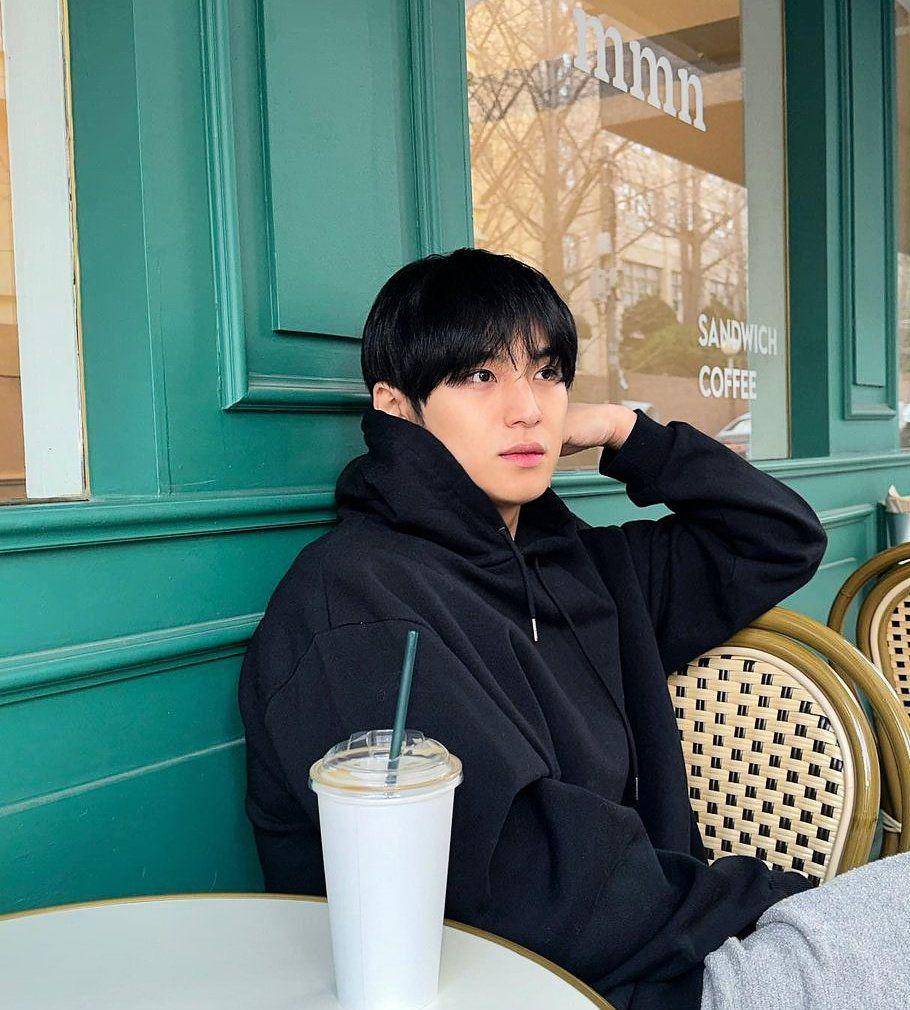 Mingyu di MMN Cafe (instagram.com/min9yu_k)