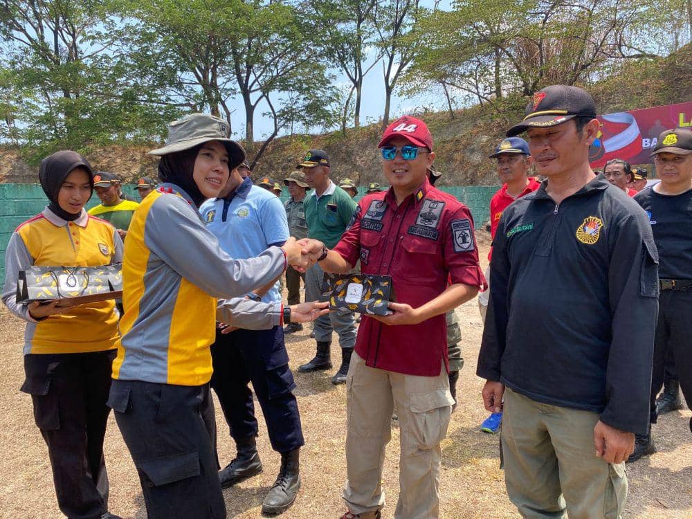 Sejumlah peserta latihan menembak di lapangan Tembak Mako Brimob Pasadena Semarang saat diberi penghargaan karena memperoleh nilai tertinggi. (IDN Times/Dok Humas Lapas Kedungpane)