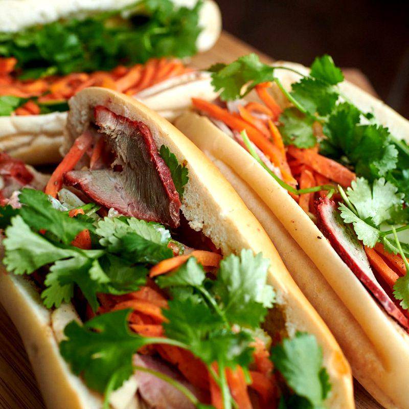 ilustrasi bánh mì thịt (instagram.com/rocfoodies)