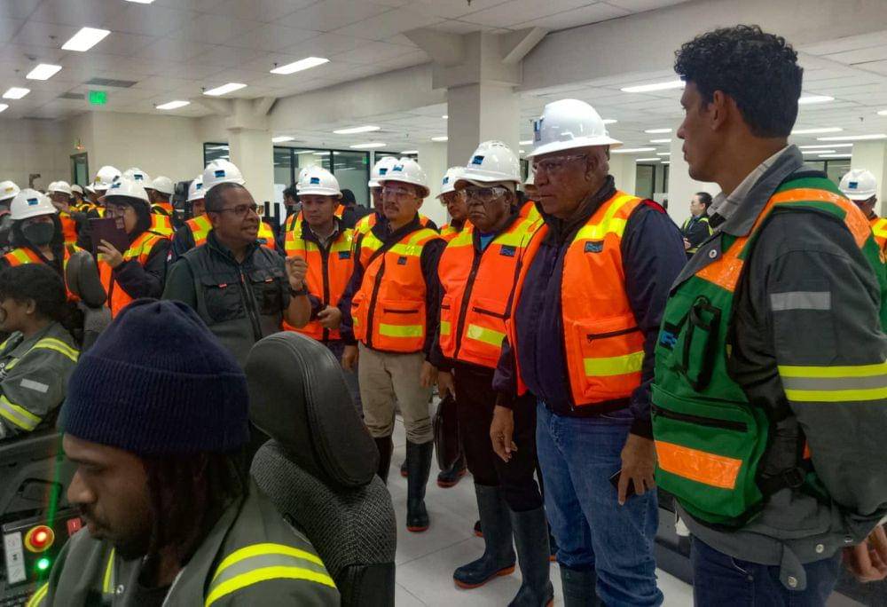 Pj Gubernur Papua Barat, Paulus Waterpauw bersama rombongan melihat langsung sistem operasional PTFI di Tembagapura, Mimika, Papua Tengah, Kamis (21/9/2023). (IDN Times/Istimewa)