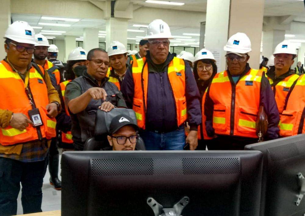 Pj Gubernur Papua Barat, Paulus Waterpauw bersama rombongan melihat langsung sistem operasional PTFI di Tembagapura, Mimika, Papua Tengah, Kamis (21/9/2023). (IDN Times/Istimewa)