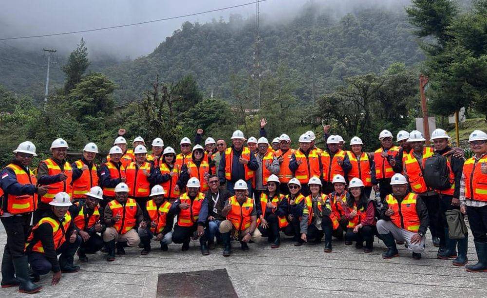 Foto bersama rombongan Pemprov Papua Barat dan pihak PT Freeport Indonesia di Tembagapura, Mimika, Papua Tengah. (IDN Times/Istimewa)