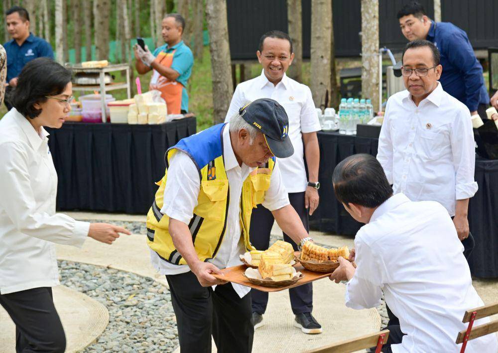 Presiden Jokowi dan sejumlah menteri Kabinet Indonesia Maju camping ceria di IKN (dok. Sekretariat Presiden)