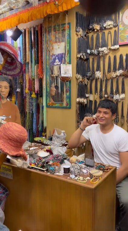 potret Denny Sumargo berburu oleh-oleh di Nepal (instagram.com/sumargodenny)