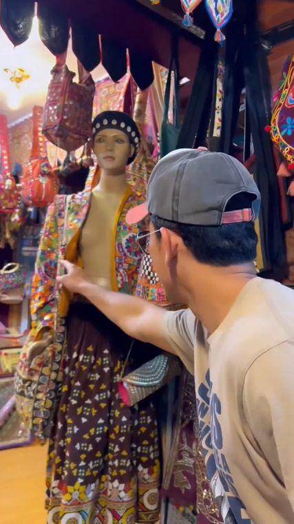 potret Denny Sumargo berburu oleh-oleh di Nepal (instagram.com/sumargodenny)
