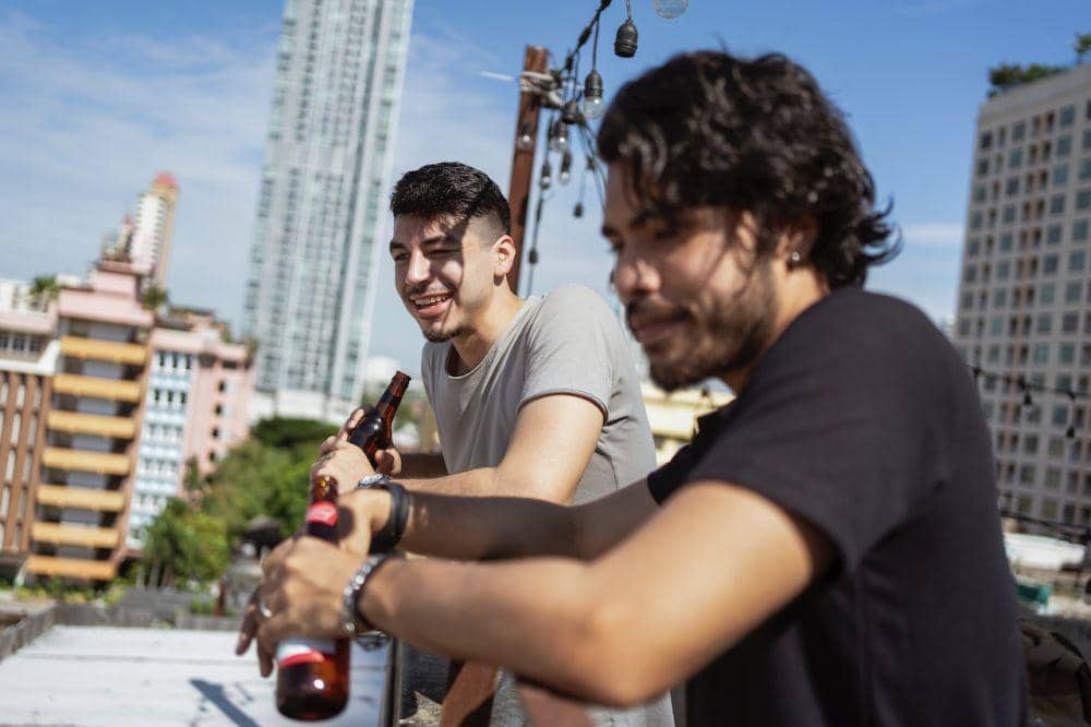 ilustrasi santai di rooftop (pexels.com/Ketut Subiyanto)