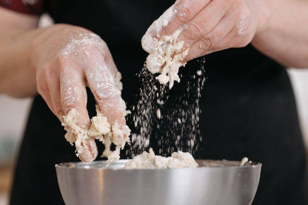 proses membuat roti (pexels.com/Pavel Danilyuk)