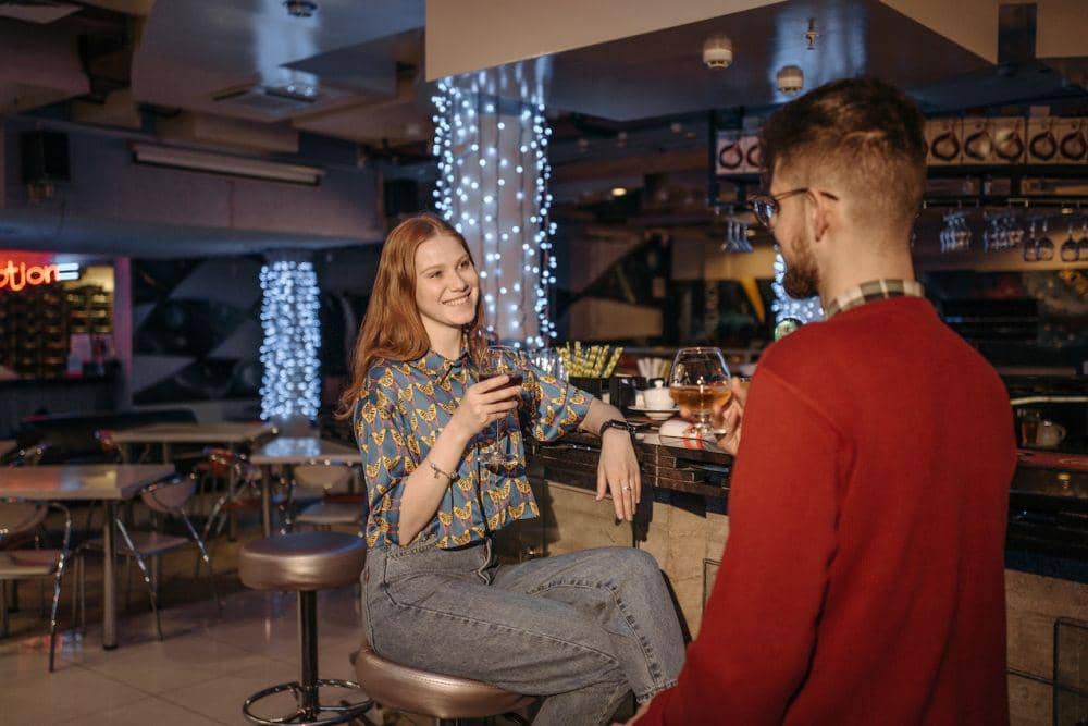 ilustrasi berbincang di bar (pexels.com/Pavel Danilyuk)