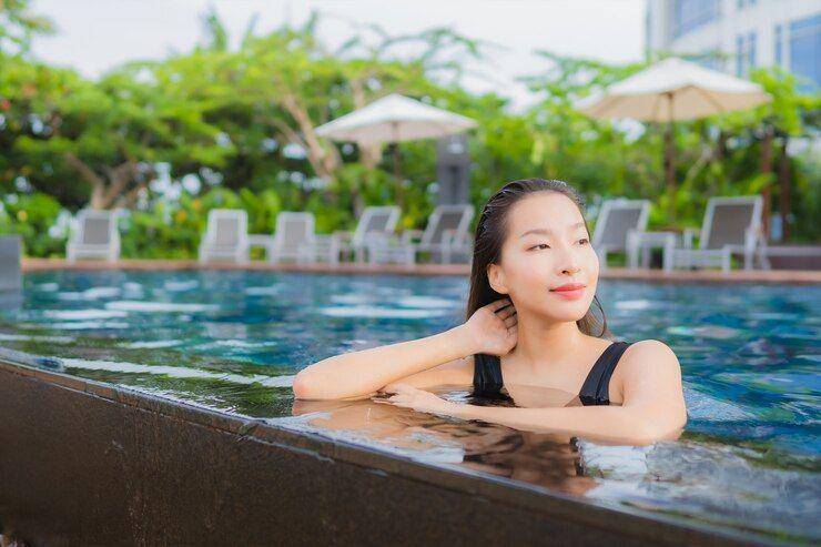 Ilustrasi orang berenang di kolam renang hotel (freepik.com/lifeforstock)
