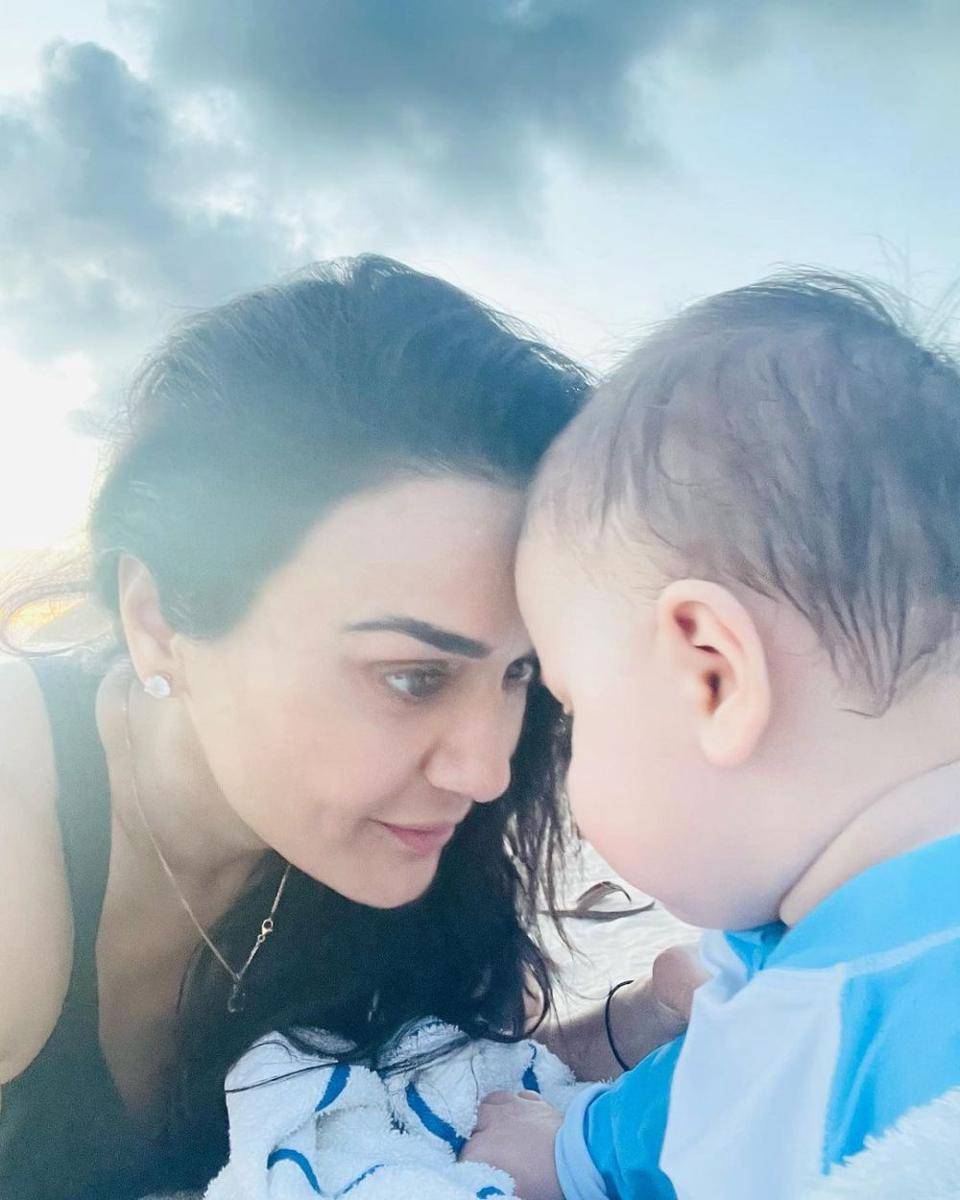 Preity Zinta dan anaknya (instagram.com/realpz)