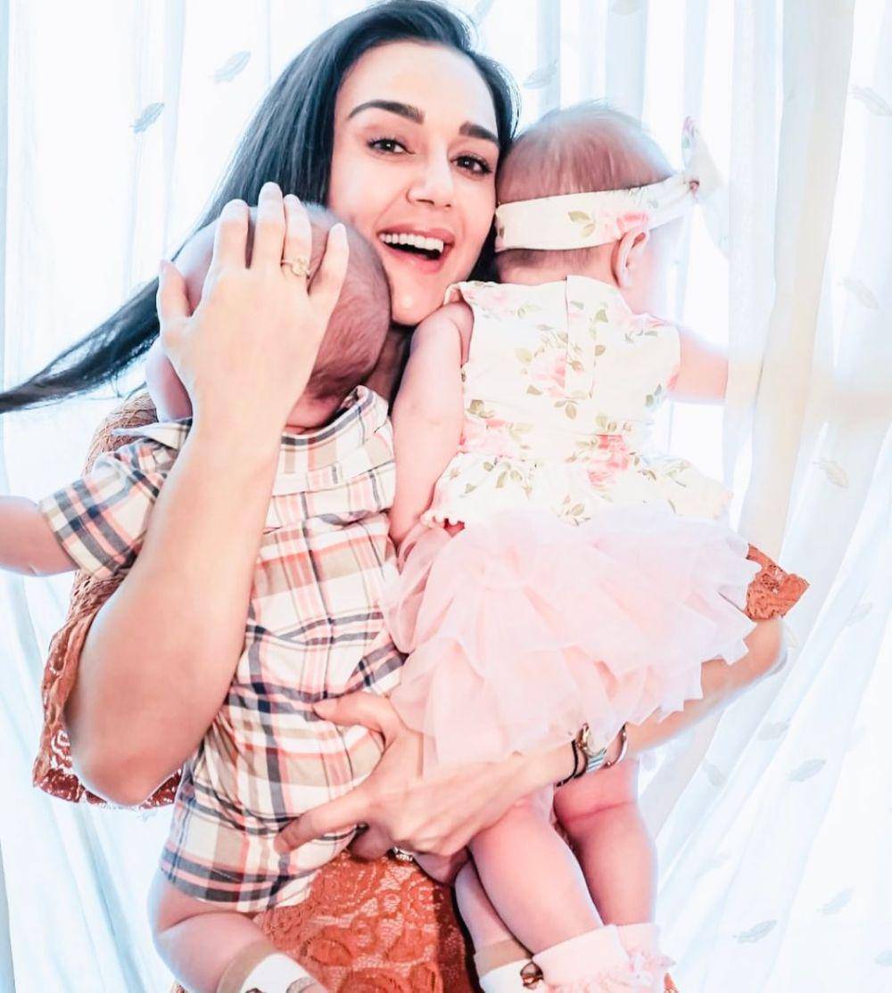 Preity Zinta dan anaknya (instagram.com/realpz)