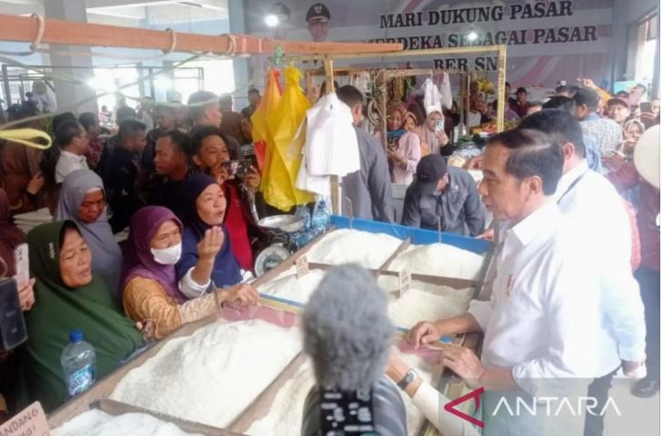 Presiden Jokowi Puji Penerapan Transaksi Digital di Pasar Merdeka
