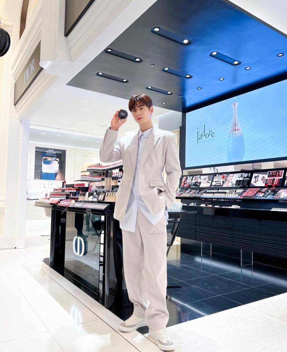 padu padan blazer ala Cha Eun Woo ASTRO (instagram.com/eunwo.o_c)