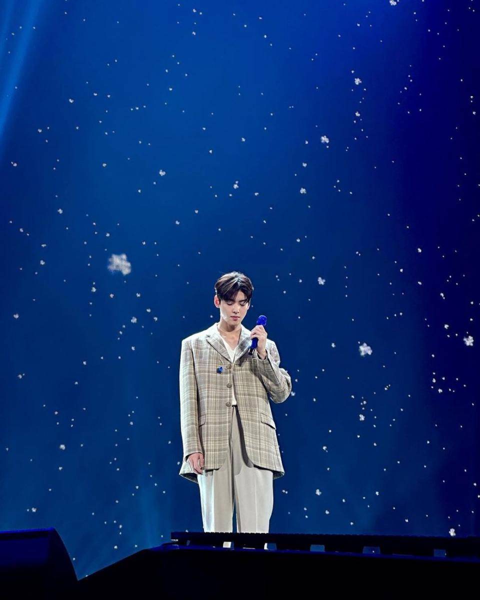 padu padan blazer ala Cha Eun Woo ASTRO (instagram.com/eunwo.o_c)