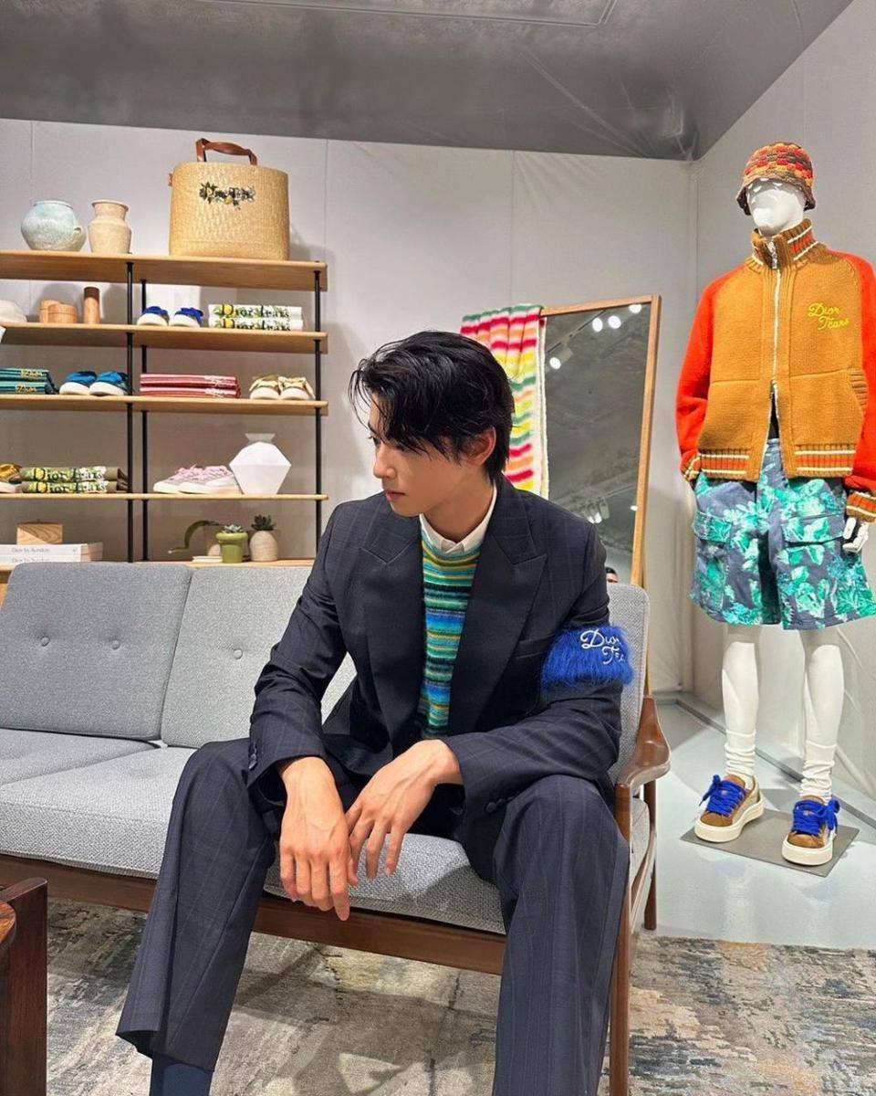 padu padan blazer ala Cha Eun Woo ASTRO (instagram.com/eunwo.o_c)