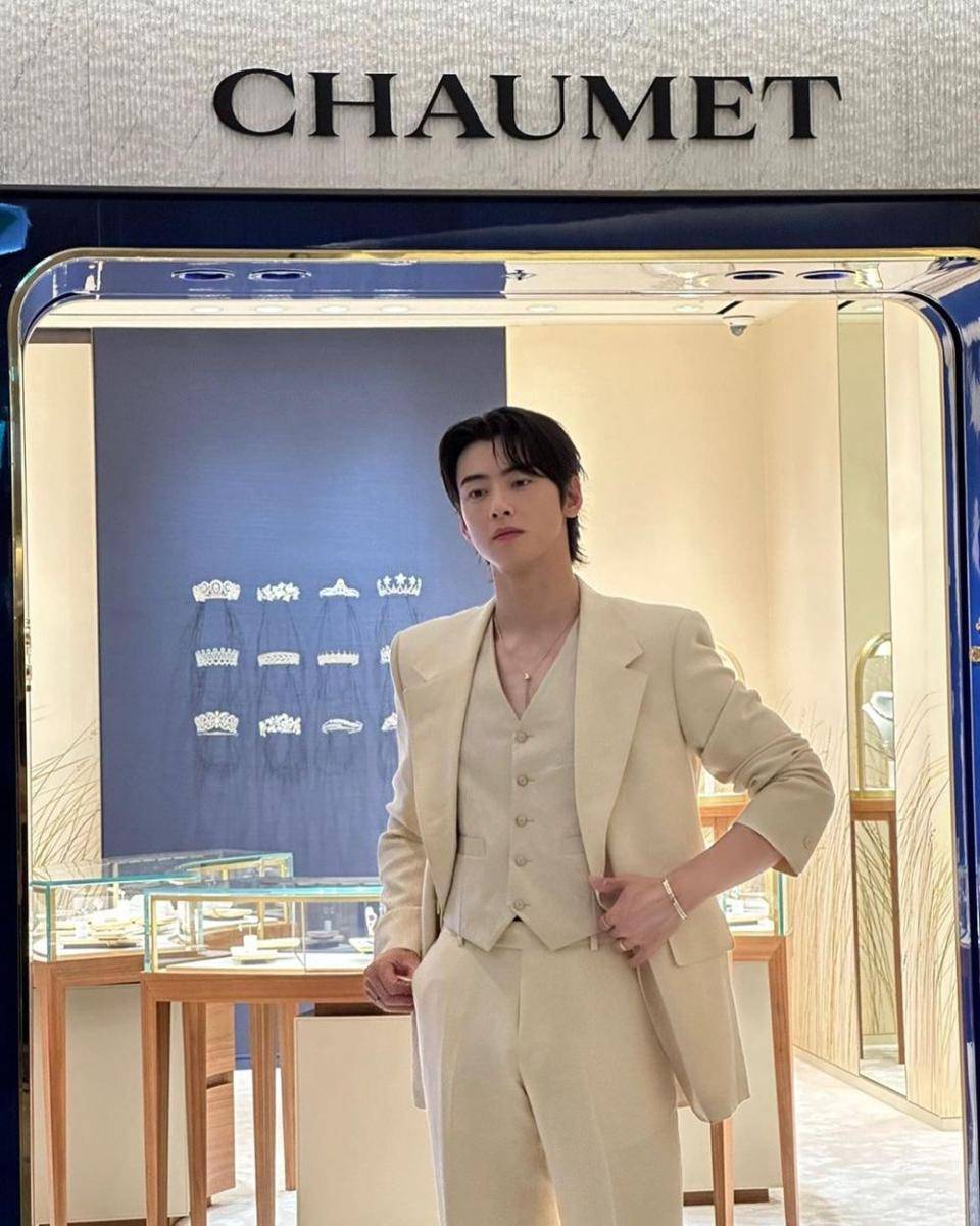 padu padan blazer ala Cha Eun Woo ASTRO (instagram.com/eunwo.o_c)