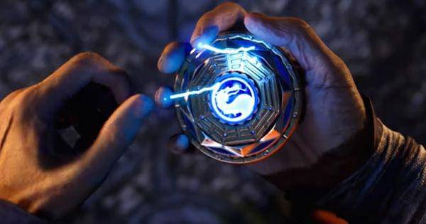 Raiden menerima jimat petir dari Liu Kang ( Dok. NetherRealm / Mortal Kombat 1 )