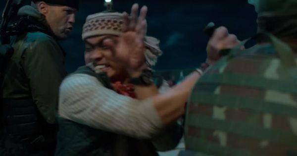 Kemampuan Decha dalam penggunaan senjata tajam ( Dok. Lionsgate / The Expendables 4 )