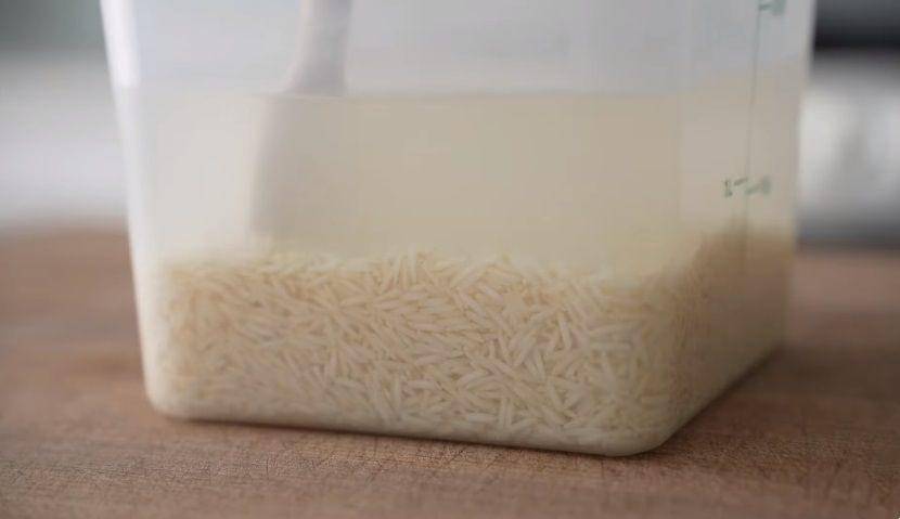 ilustrasi merendam beras dalam air garam (YouTube.com/Brian Lagerstrom)