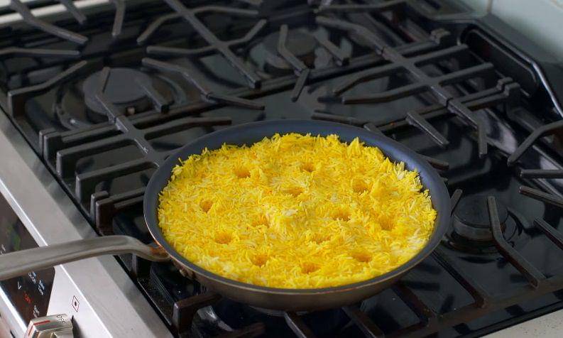 ilustrasi mencetak tahdig (YouTube.com/Brian Lagerstrom)