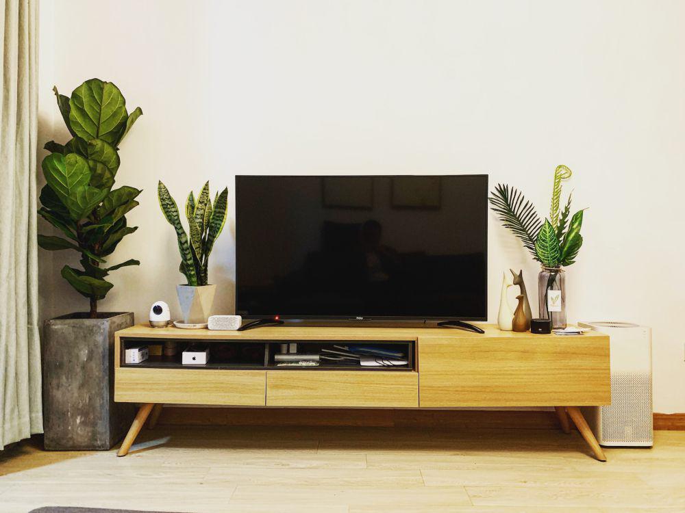 7 Inspirasi Desain Dekorasi Dinding untuk Televisi, Nonton jadi Betah!
