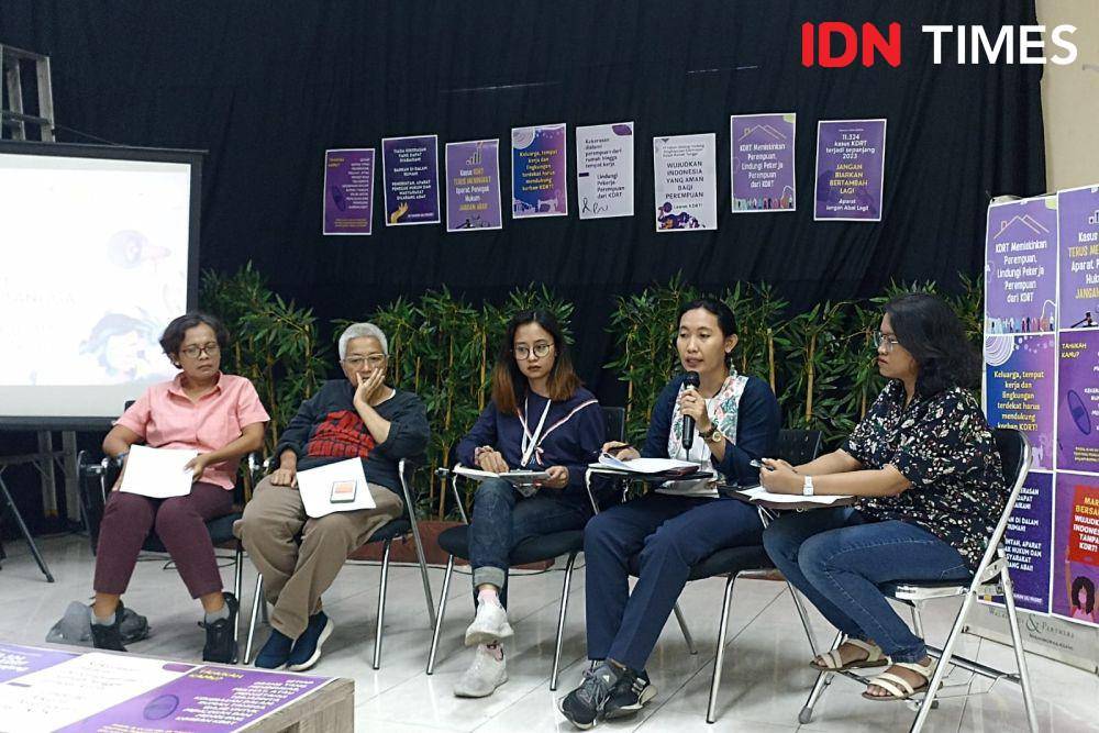 Konferensi pers soal Peringatan 19 Tahun UU PKDRT di Kantor YLBHI, Jakarta, Jumat (22/9/2023). (IDN Times/Lia Hutasoit)
