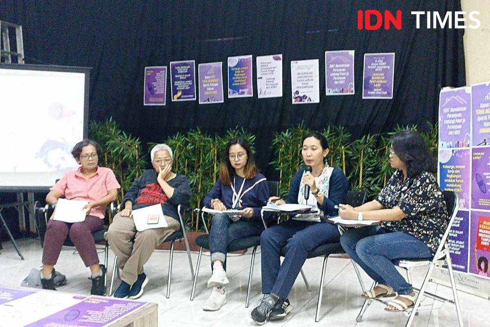 Konferensi pers soal Peringatan 19 Tahun UU PKDRT di Kantor YLBHI, Jakarta, Jumat (22/9/2023). (IDN Times/Lia Hutasoit)