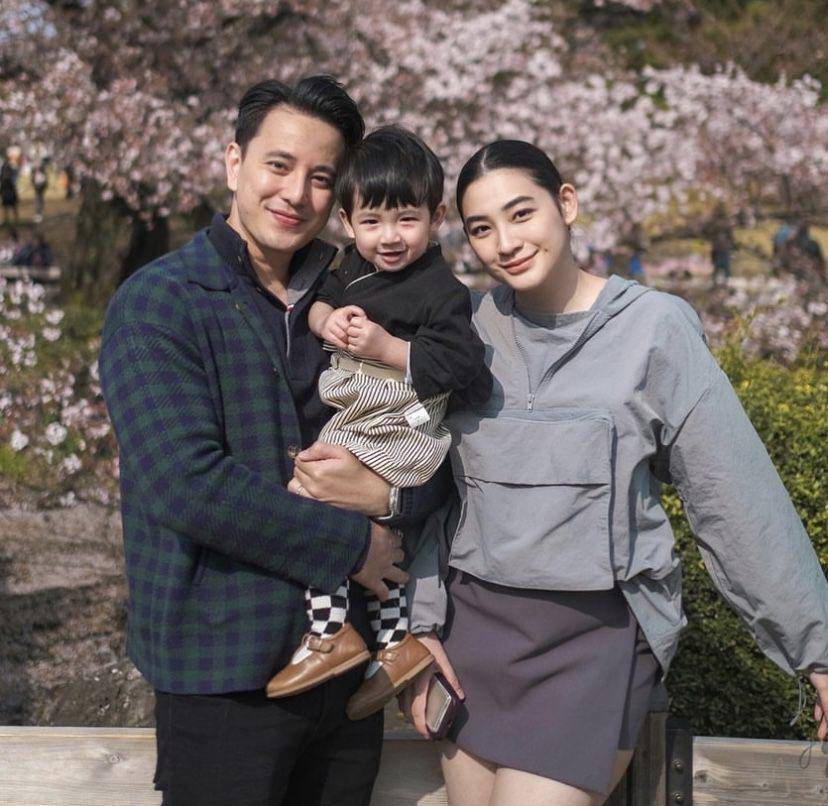 potret bahagia keluarga Billy Davidson dan Patricia Devina umumkan hamil anak kedua (Instagram.com/pattdevdex)