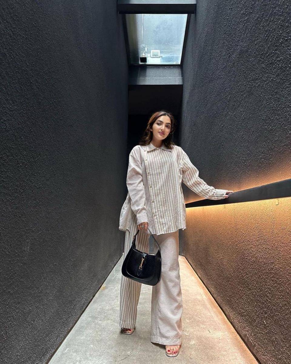 Mix and match long pants ala Ashanty (instagram.com/ashanty_ash)